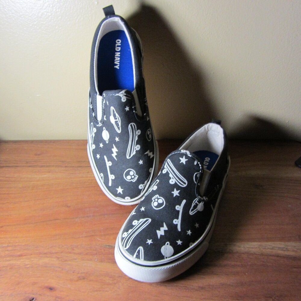 boys gym shoes old navy space skateboard sz 1 black & white NWOT (232)